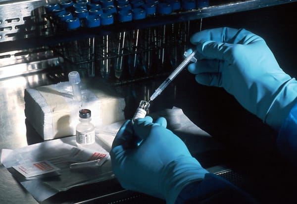 Venda de US$15,7 milhões por diretor da Progenics (PGEN) levanta atenção sobre insider trading em biotech.